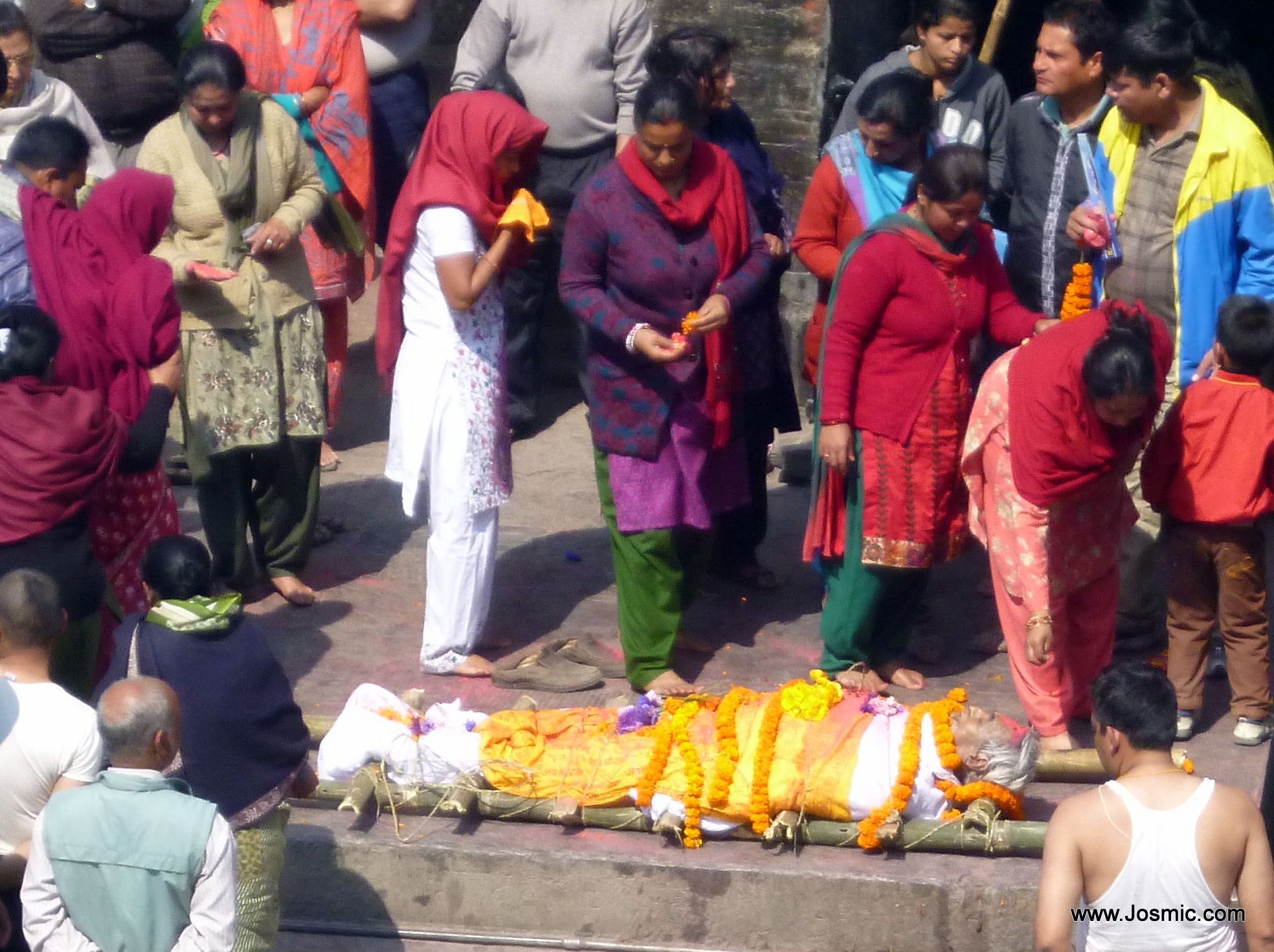 Hindu cremation, scattering blooms on the body